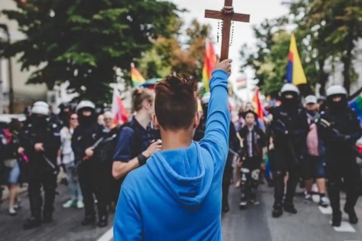 lgbt-polonia-cruz-marcha-orgullo, 