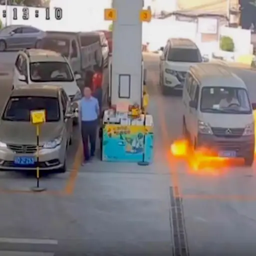 carro gasolinera conductor salva ,