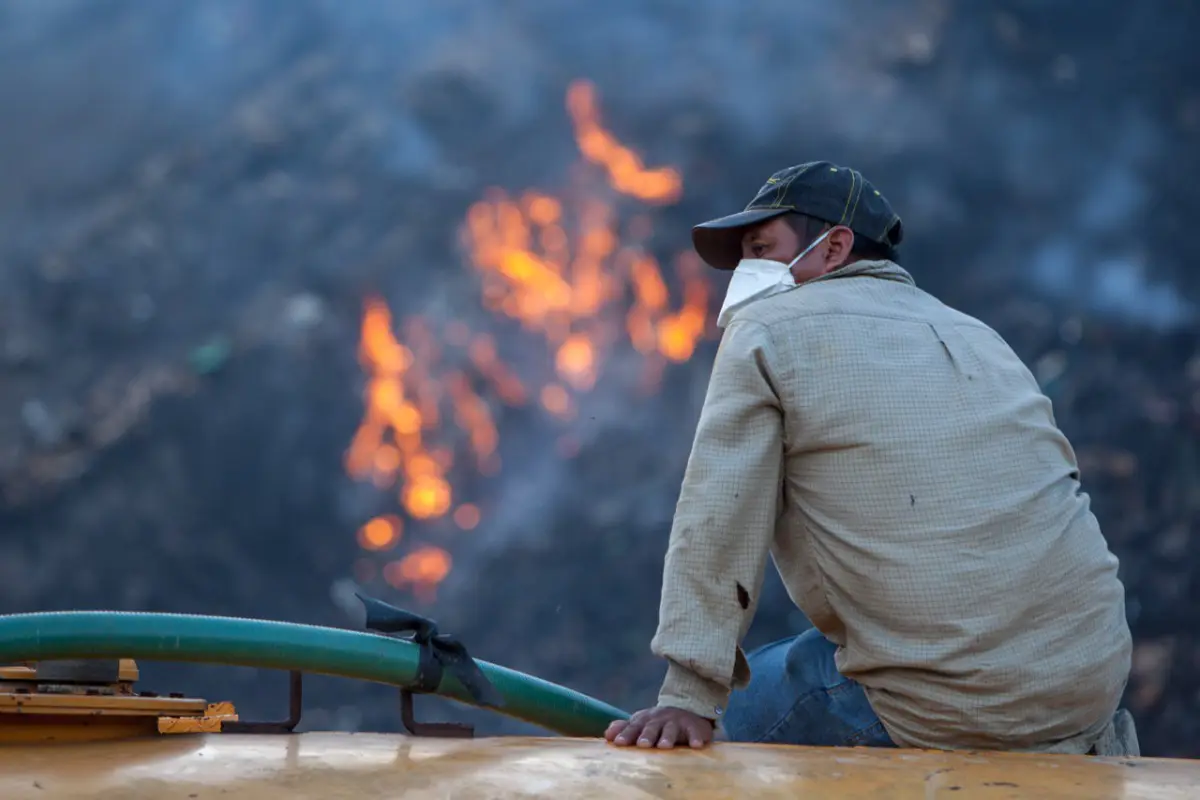 Incendio en vertedero de San Benito, en Petén