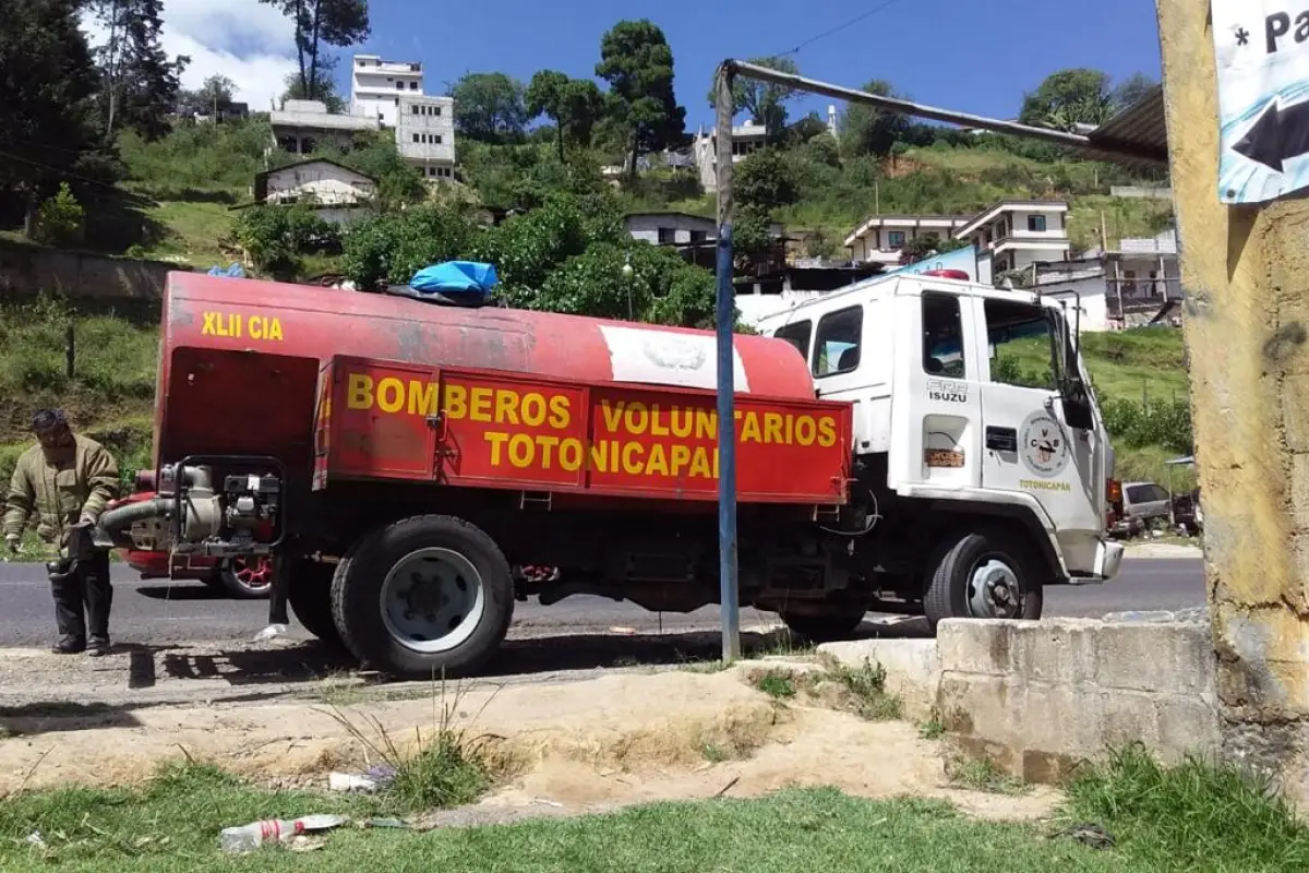 Bomberos Voluntarios atienen incendio en Totonicapán