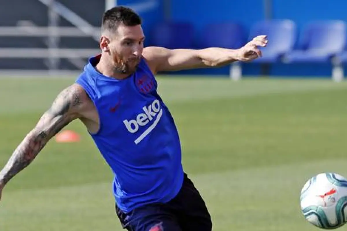 Messi durante el entreno del Barcelona previo al viaje rumbo Alemania. Foto: Barcelona