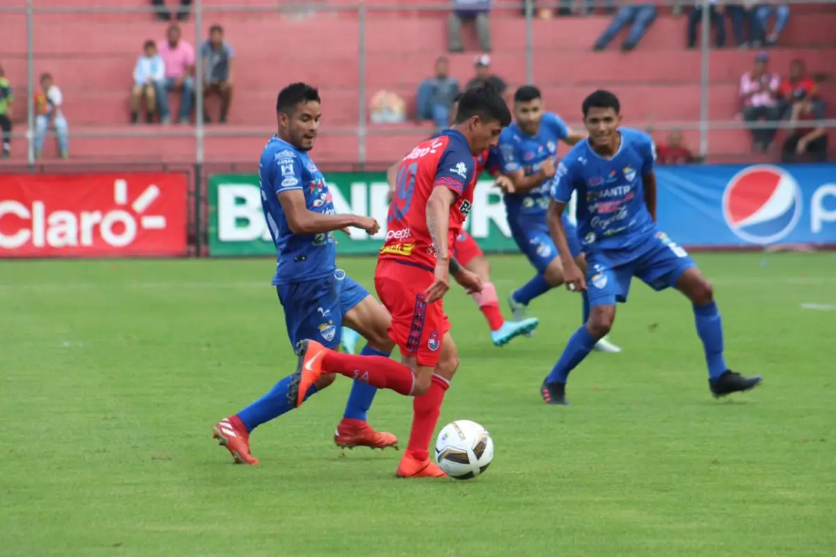 Alejandro Díaz durante el juego entre rojos y cobaneros. Foto: Mynor Sandoval