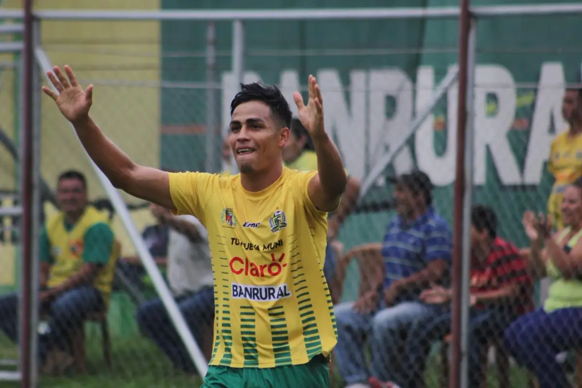 Martínez celebra después de un triunfo de Guastatoya. Foto: Emisoras Unidas