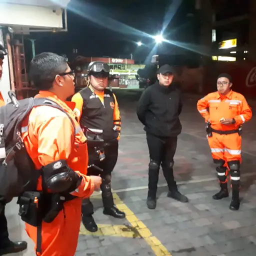 Bomberos Voluntarios buscan a dos turistas desaparecidos en volcan Zunil