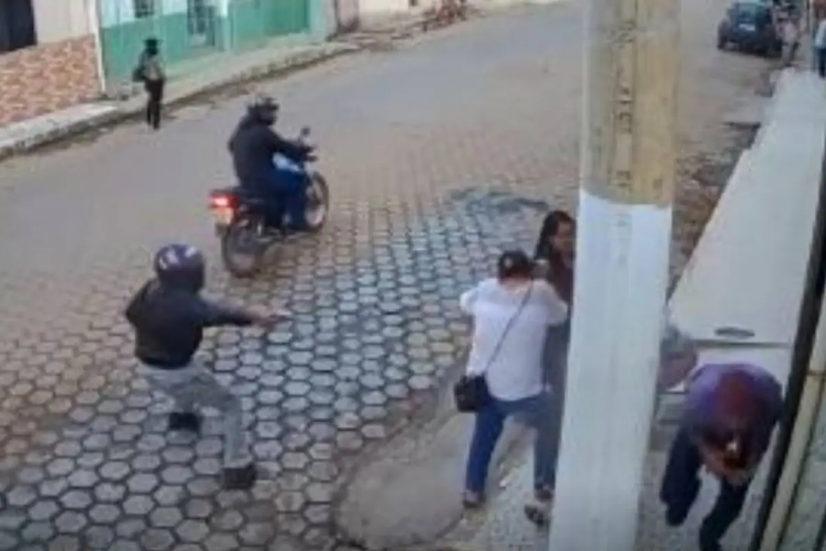 hombre se slava de disparos de sicario detrás de poste, 