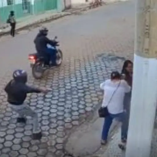 hombre se slava de disparos de sicario detrás de poste ,