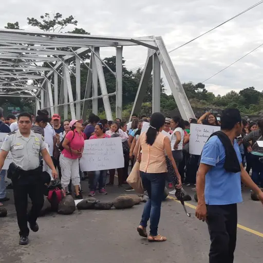 Bloqueo de maestros en puente Carlos Castillo Armas