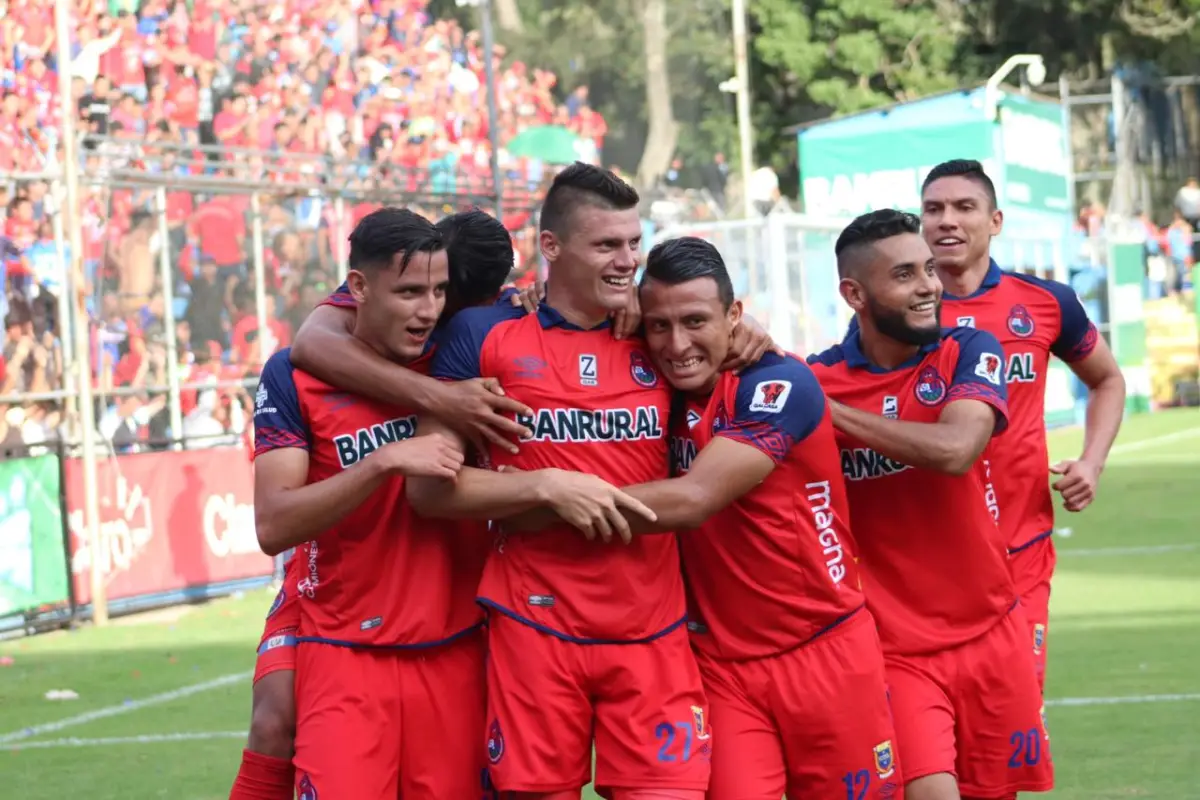 Los jugadores rojos celebran el gol de Moreira que les dio el triunfo. Foto: Mynor Sandoval