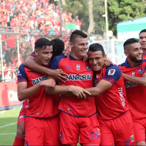 Los jugadores rojos celebran el gol de Moreira que les dio el triunfo. Foto: Mynor Sandoval
