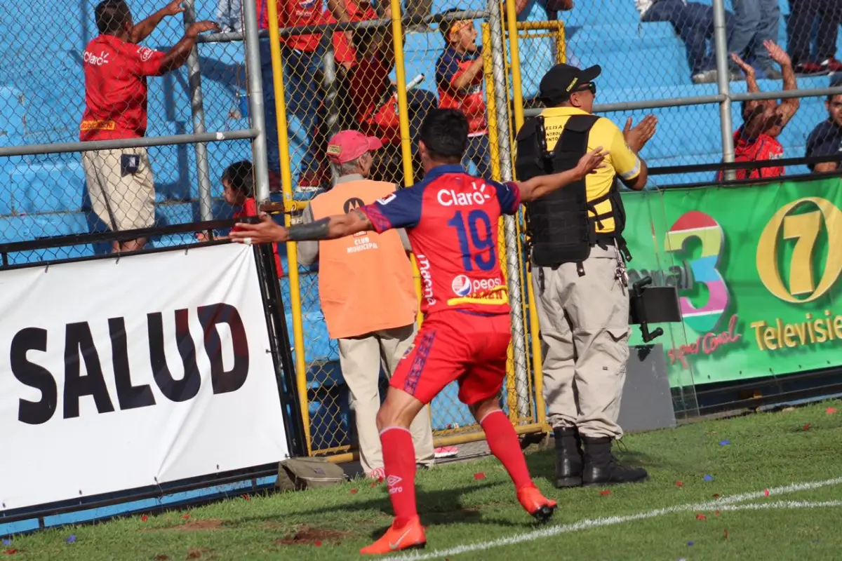 "El Gambetita" celebra con los aficionados su gol. Foto: Mynor Sandoval.