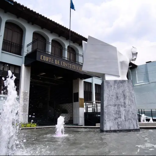 corte de constitucionalidad revoca amparo provisional acuerdo migratorio ,