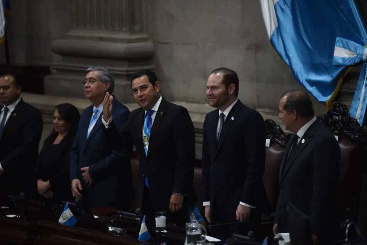 Ambos funcionarios tuvieron la misma confusión al iniciar sus discursos. Foto: Oliver de Ros.