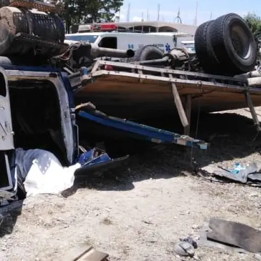 Camión vuelca en el departamento de Quiche