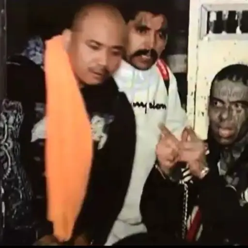 Es señalada del asesinato de una mujer.