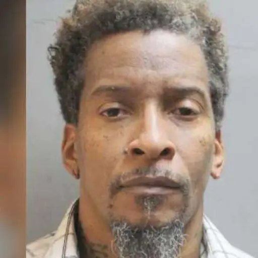 Esta persona ahora es buscada por las autoridades.