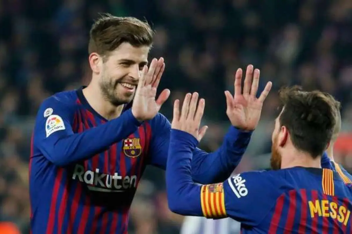 Piqué celebra un gol con Messi. Foto: AFP