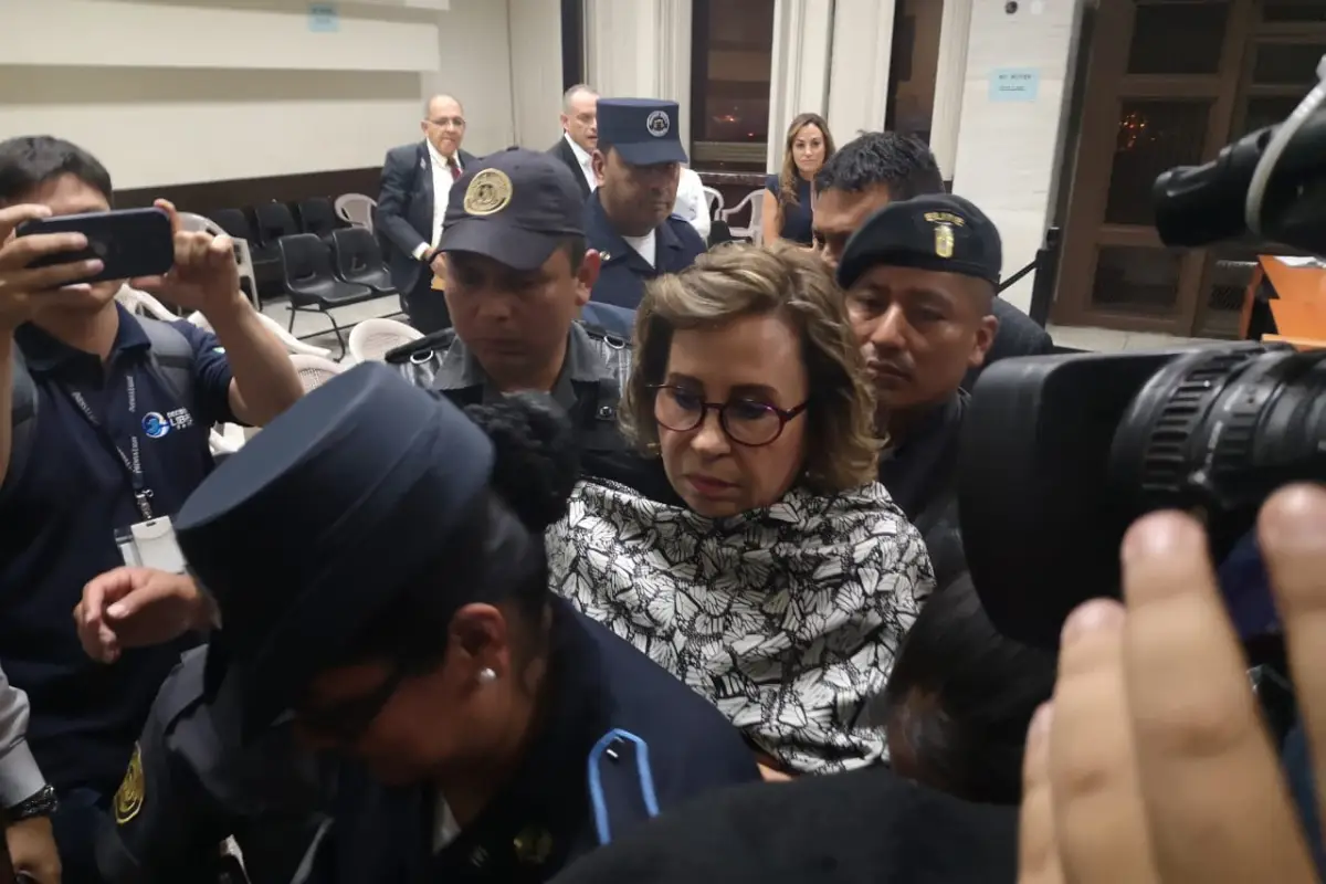 sandra torres se retira del juzgado, 