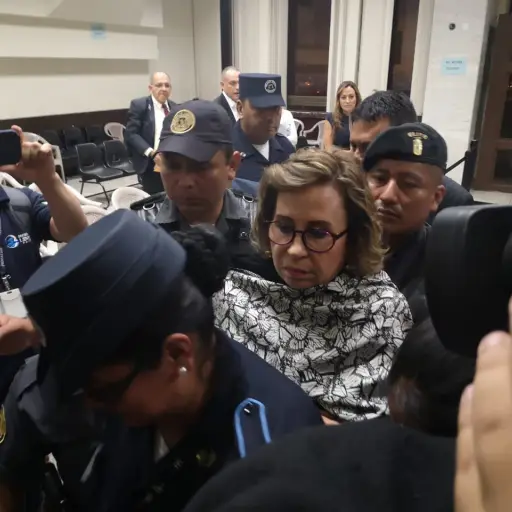 sandra torres se retira del juzgado ,