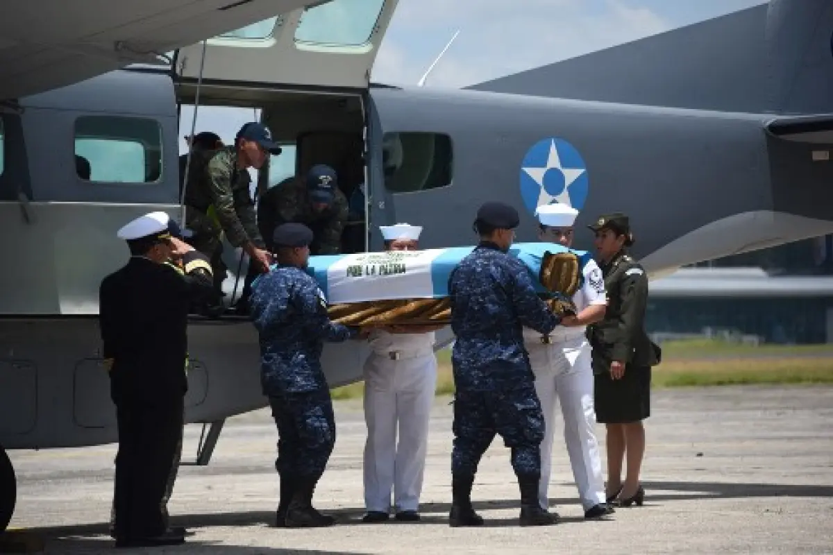 Guatemalan Army members unload the coffin of one of three soldiers killed in El Estor municipality, Izabal department, upon its arrival at the Air Force Base in Guatemala City on September 05, 2019. - A group of alleged drug traffickers executed three sol