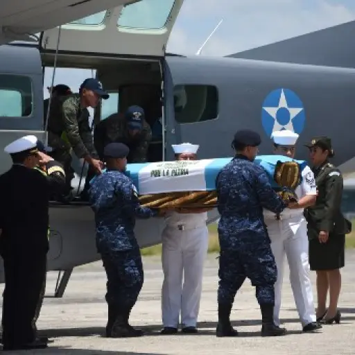 Guatemalan Army members unload the coffin of one of three soldiers killed in El Estor municipality, Izabal department, upon its arrival at the Air Force Base in Guatemala City on September 05, 2019. - A group of alleged drug traffickers executed three sol