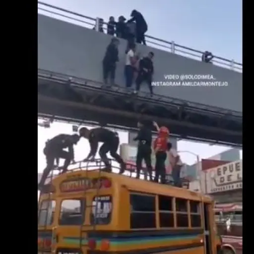 mujer intentó suicidarse desde pasarela ,