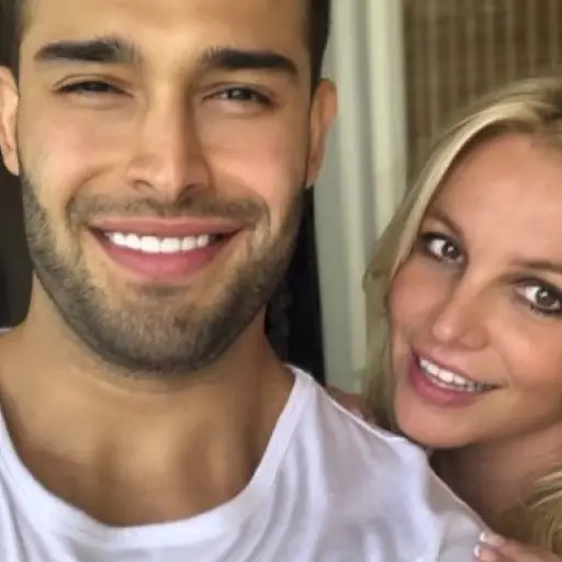 Britney-Spears-y-Sam-Asghari-620x381 ,