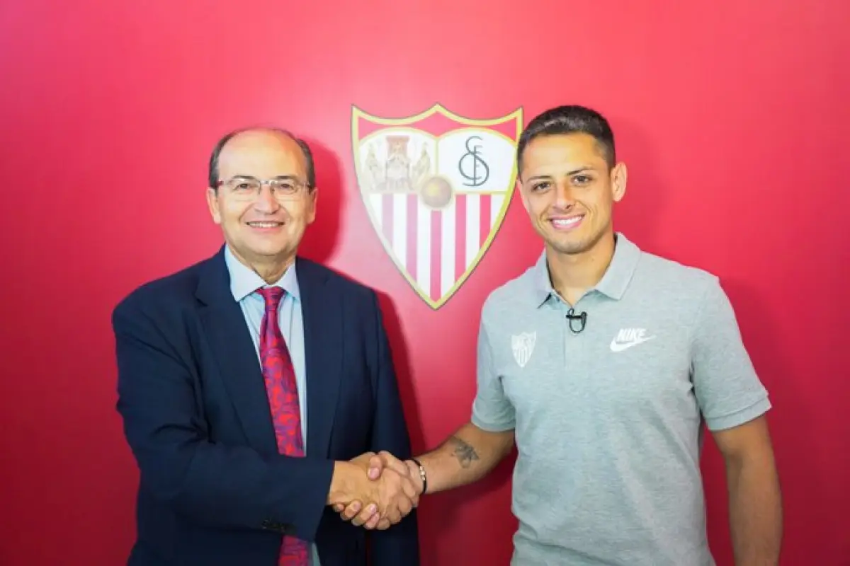 Hernández en el momento de ser presentado como nuevo fichaje del Sevilla. Foto: Prensa Sevilla