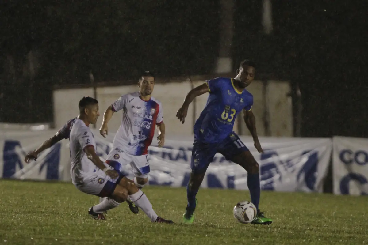 Mitchell durante el partido frente a los chivos. Foto: Cortesía