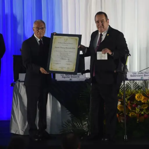 Alejandro Giammattei recibe credenciales ,