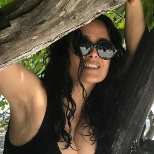 La actriz mexicana luce cuerpazo en la playa.