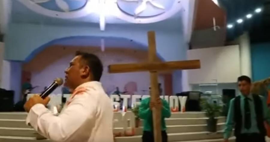 Pastor sacrifica a chivo 3 | 