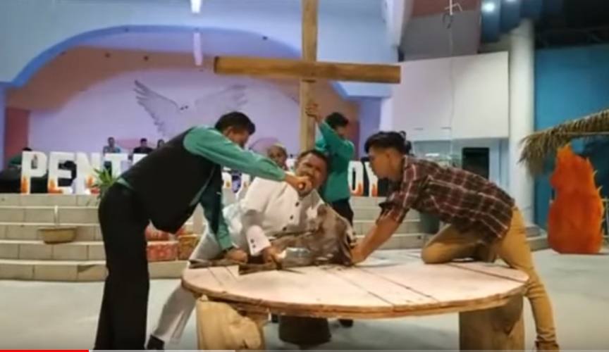 Pastor sacrifica a chivo en servicio religioso | 