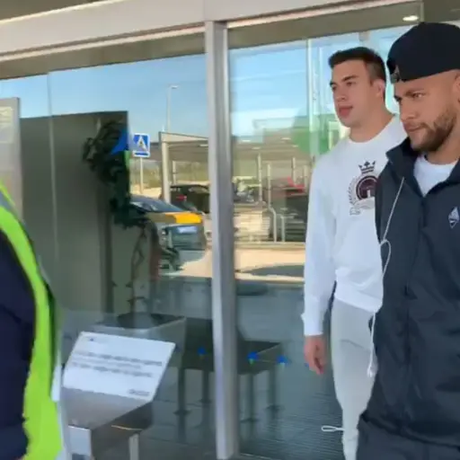 El jugador brasileño en su arribo a Barcelona. Foto: Mundo Deportivo
