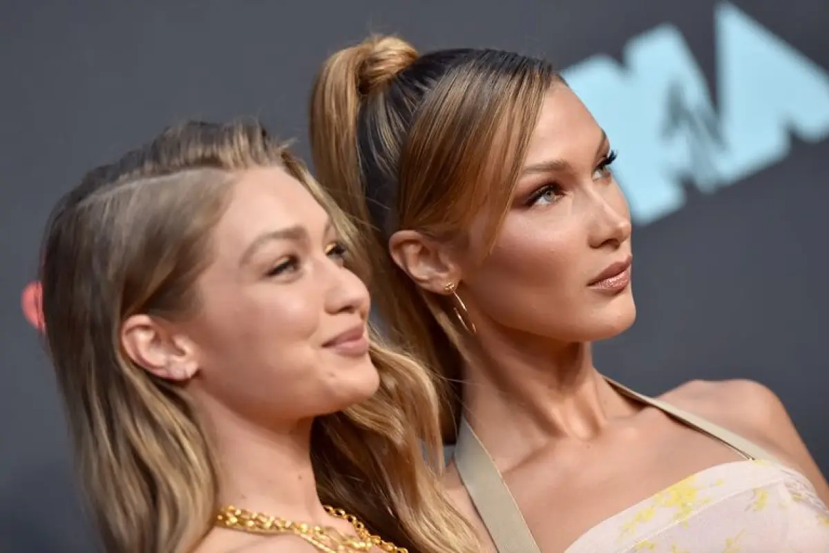 gigi-hadid-and-bella-hadid-attend-the-2019-mtv-video-music-news-photo-1170449667-1566893456, 