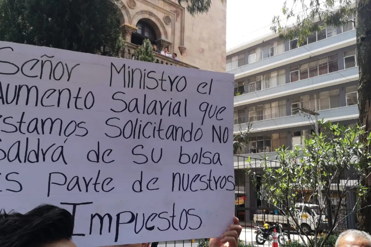 Manifiestan frente al Ministerio de Gobernación.