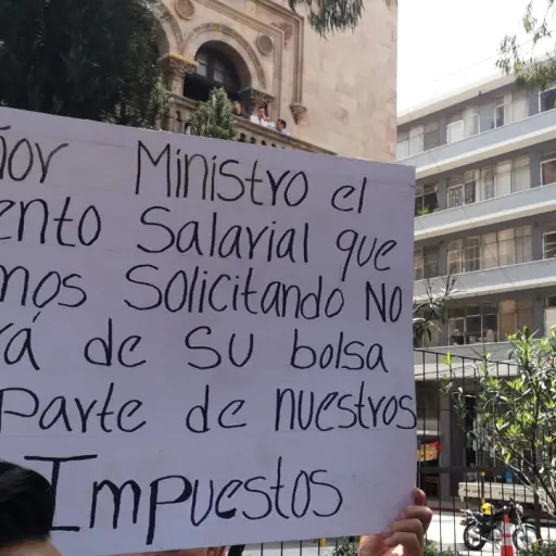 Manifiestan frente al Ministerio de Gobernación.