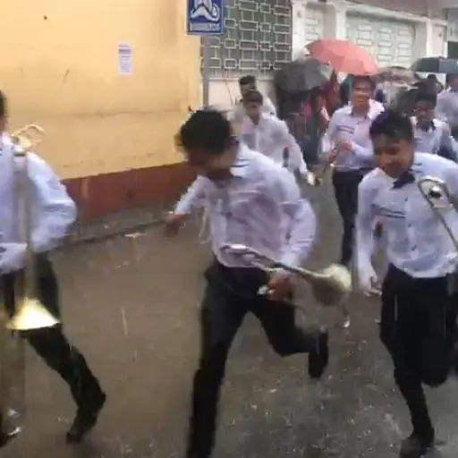 Participantes de desfile son sorprendidos por la lluvia en Totonicapan