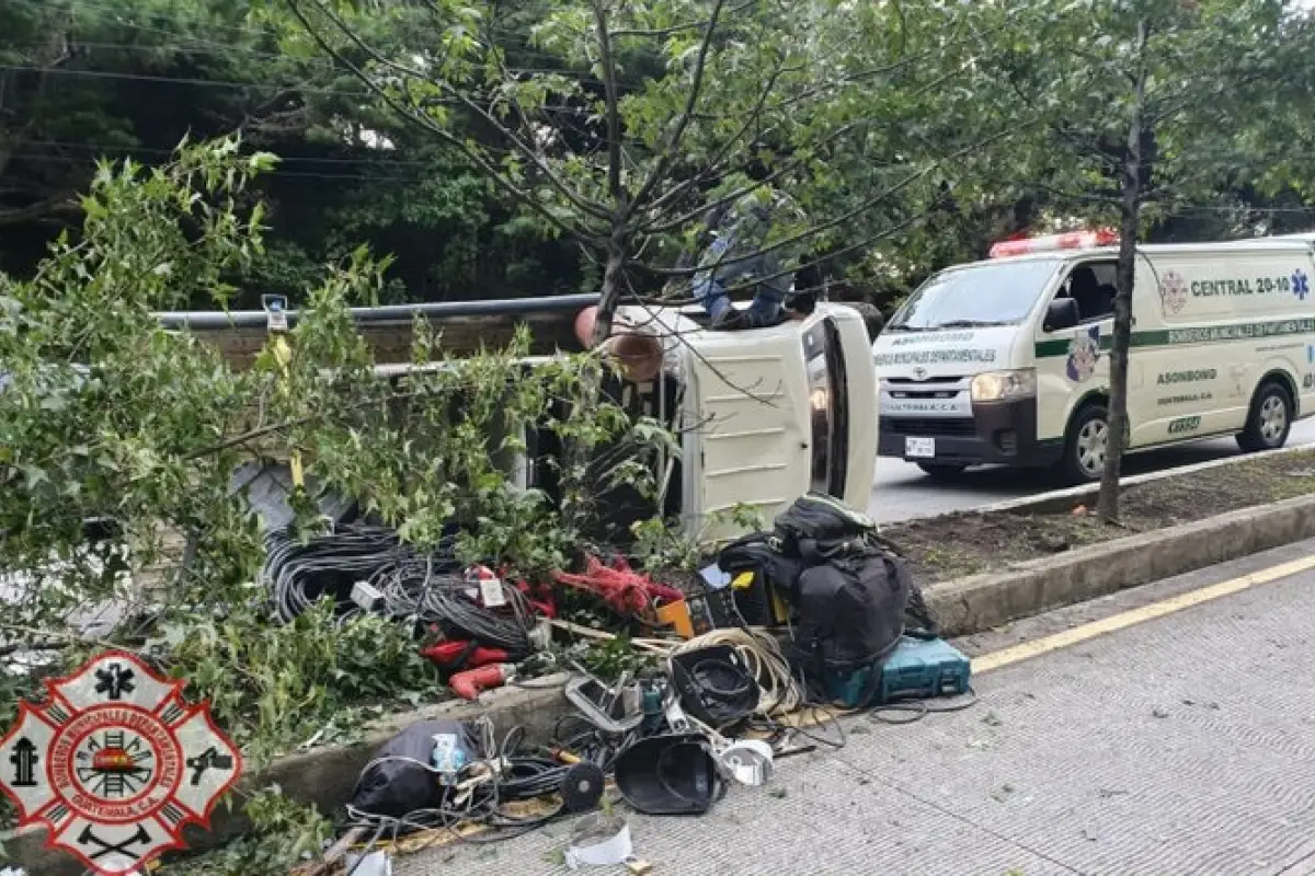 Dos heridos al volcar camión en ruta Interamericana, 