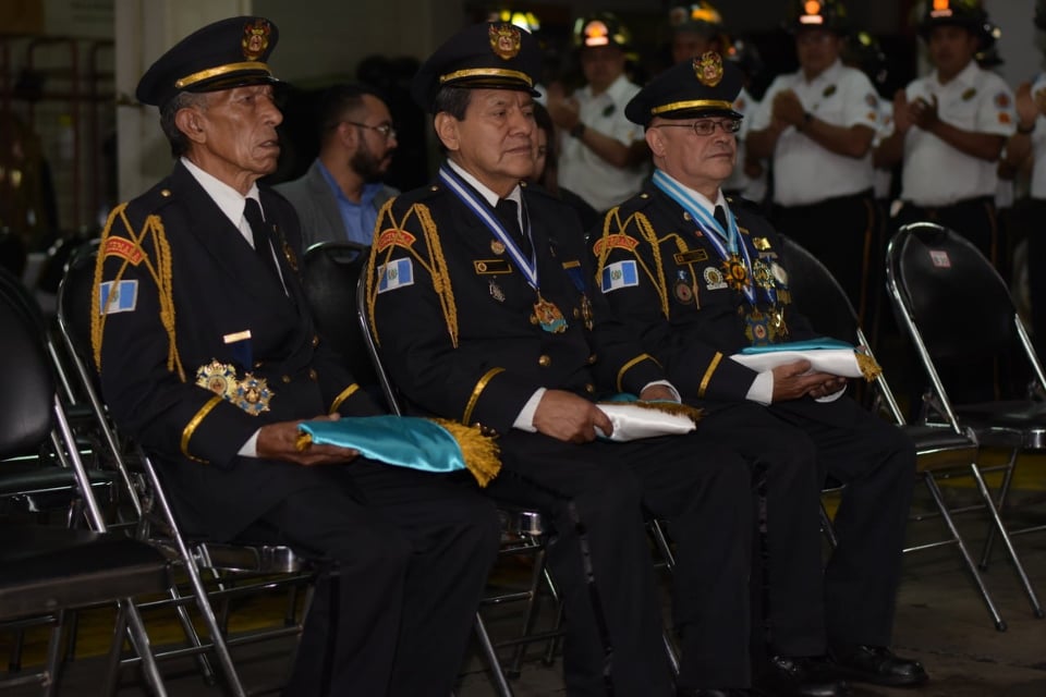 Bomberos reciben reconocimiento por más de 40 años de servicio | 