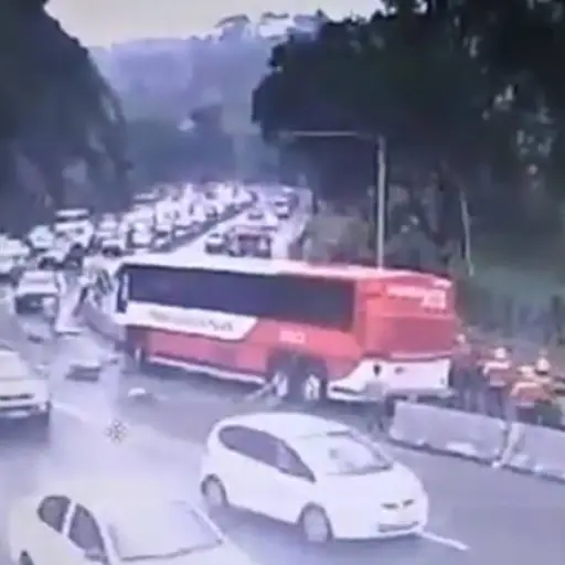 Varias unidades de Bomberos Municipales llegaron al lugar. 