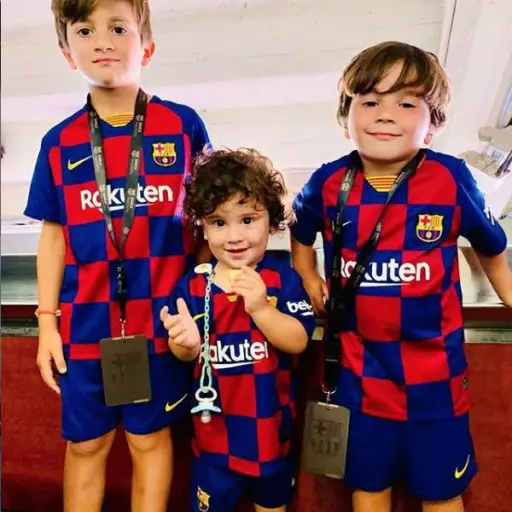 El hijo mayor de Lionel Messi, Thiago, convirtió un gol en un amistoso de las infantiles del Barcelona y el video se hizo viral.