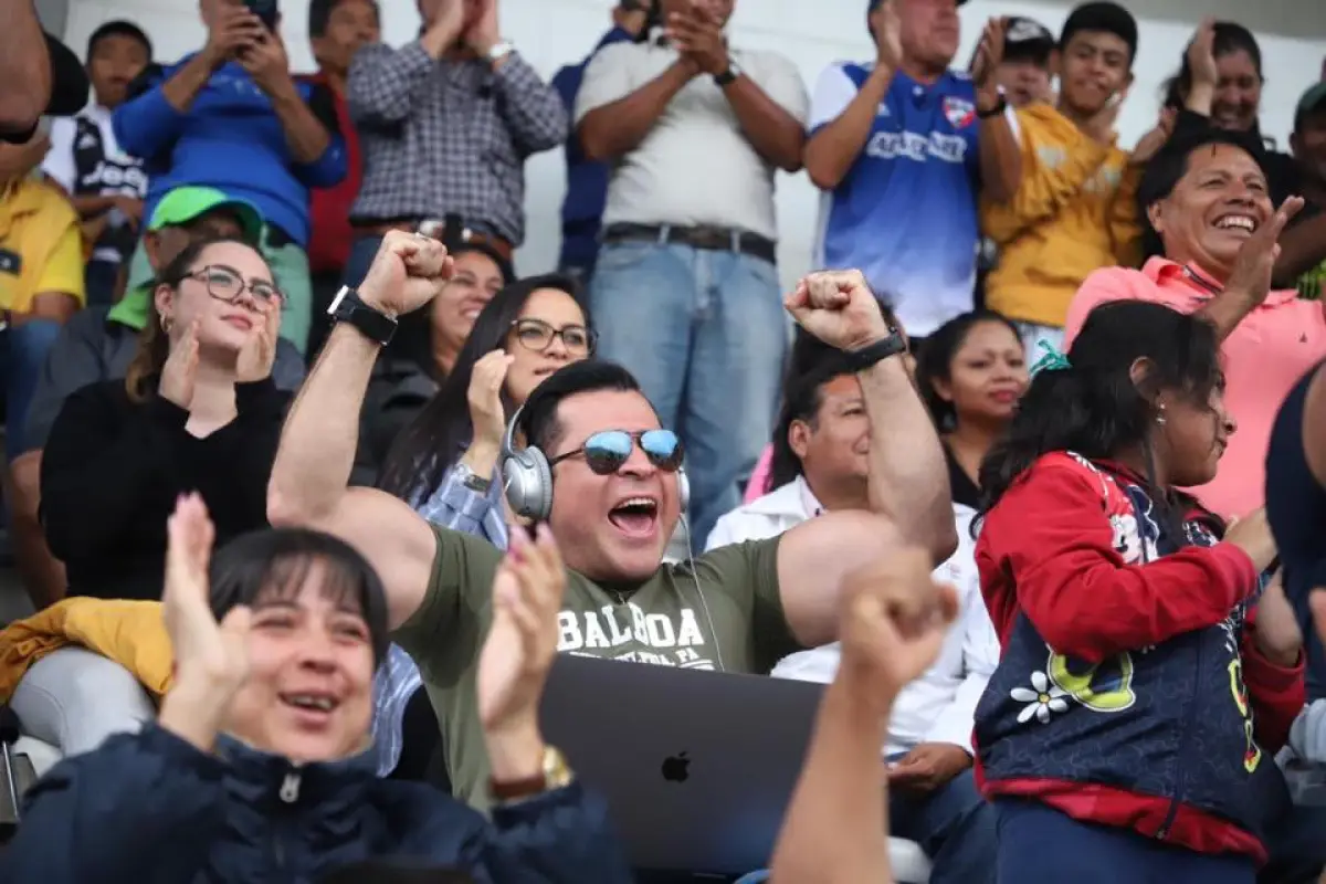 Neto Bran antes en el graderío, ahora en área VIP para ver a Mixco, 