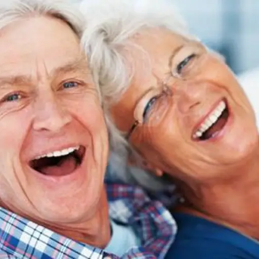 380457-casa-de-reposo-senor-de-la-divina-misericordia-pareja-de-ancianos-sonriendo ,