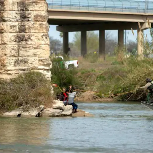 Madre migrante y su pequeño hijo mueren ahogados al intentar cruzar a EEUU
