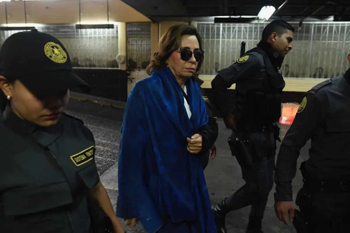 Sandra Torres es recibida con gritos en Torre de Tribunales