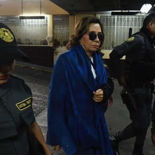 Sandra Torres es recibida con gritos en Torre de Tribunales
