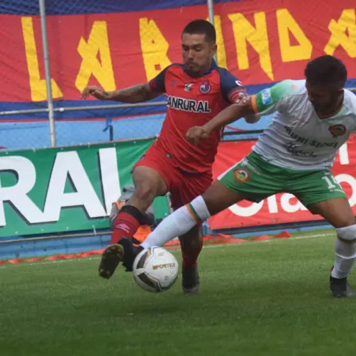 Alas pelea el balón con un rival. Foto: Omar  Solís