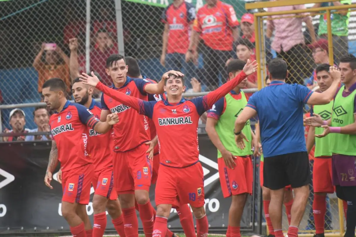 Alejandro Díaz celebra su anotación que a la postre le dio el triunfo a Municipal. Foto: Omar Solís