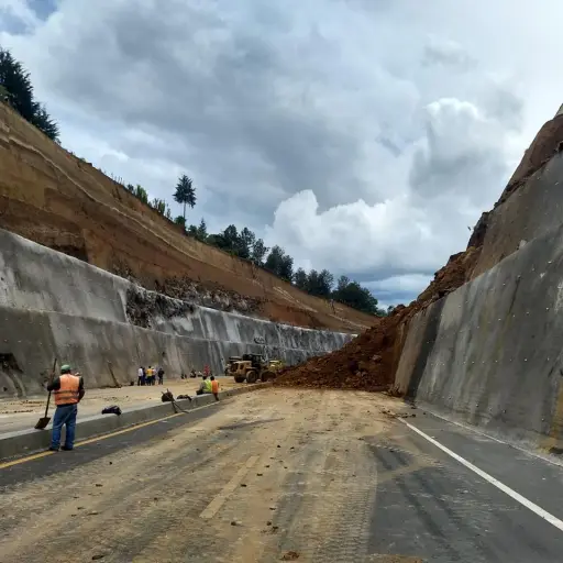 VIDEO Periodista de Emisoras Unidas capta constantes derrumbes en Libramiento de Chimaltenango ,
