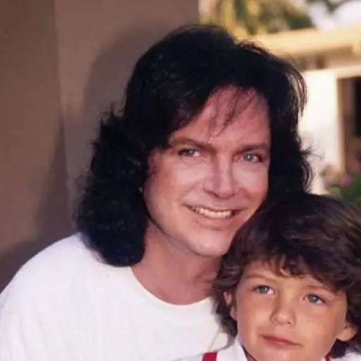 No pueden sepultar las cenizas de Camilo Sesto porque vendieron su mausoleo